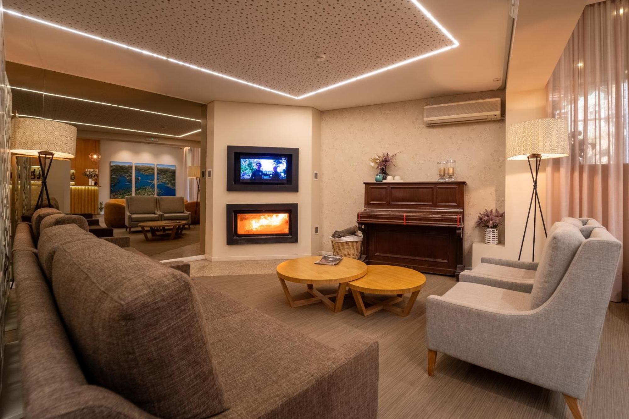Adelaide Hotel Geres Luaran gambar